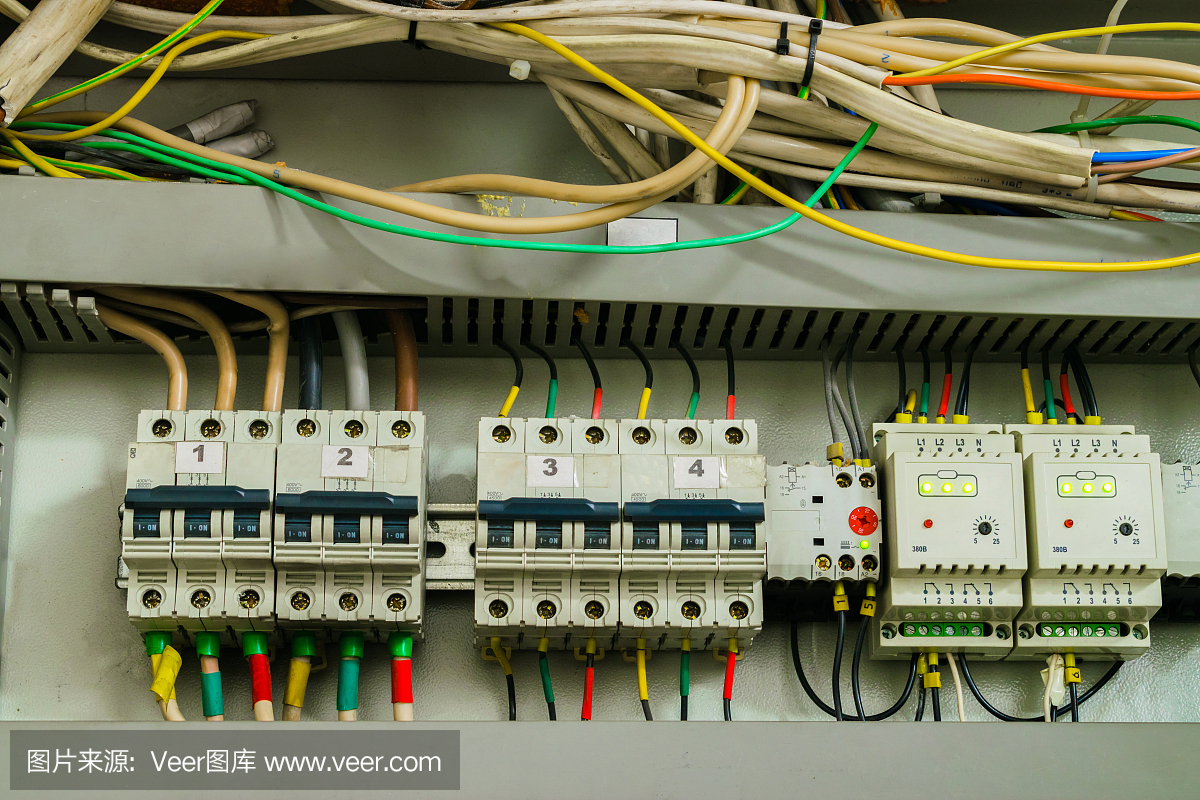 電機(jī)及電線事務(wù)用開(kāi)關(guān)箱內(nèi)