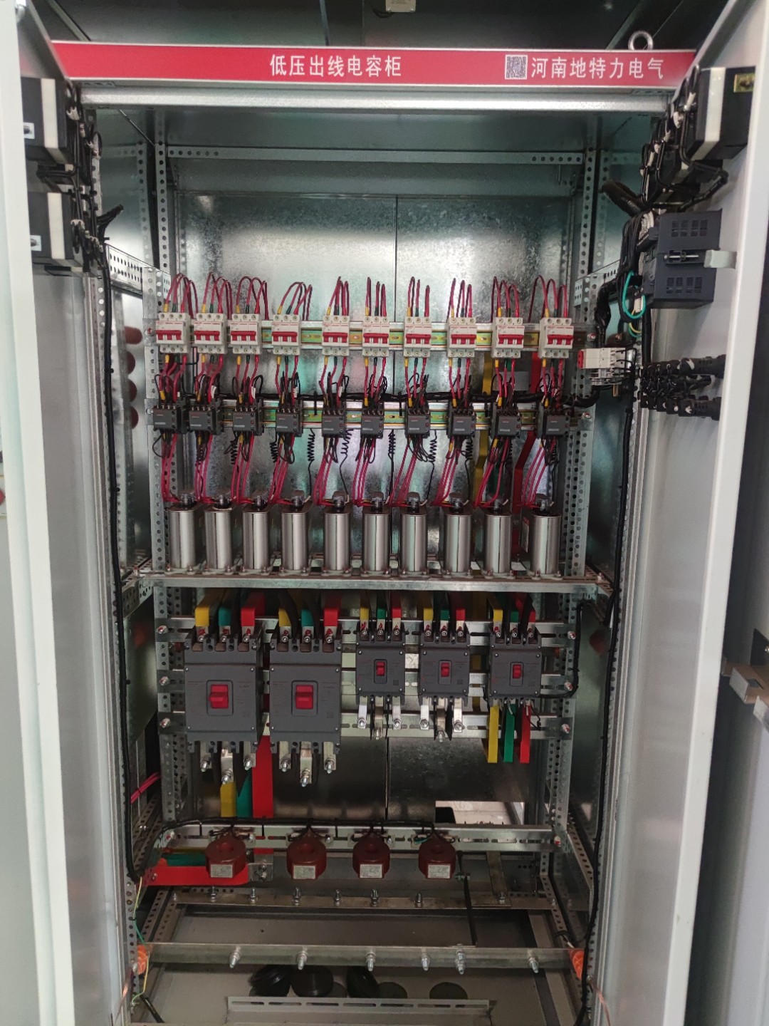 ggd低壓開關(guān)柜是一種ggd型交流低壓配電柜子.以下是關(guān)于它的詳細(xì)介紹: